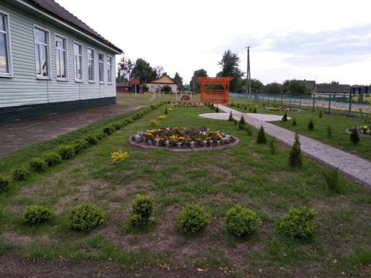 Алея слави Сергія Приймака біля школи