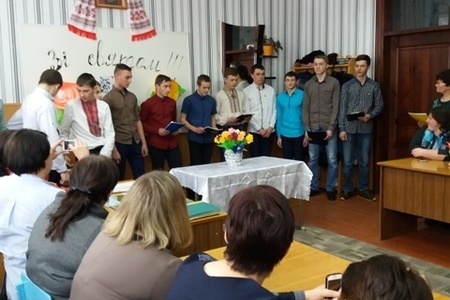 Учні старших класів на святі