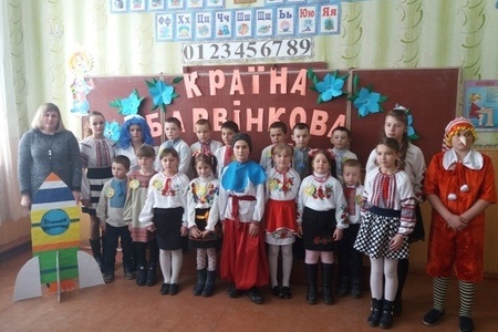 Учні на святковому заході в класі