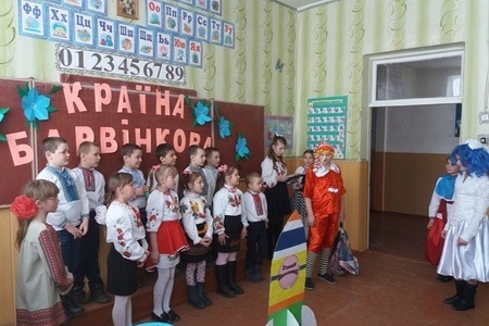 Учні на святковому заході в класі