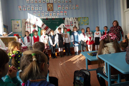Учні у вишиванках на святі