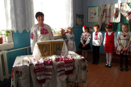 Учні у вишиванках на святі