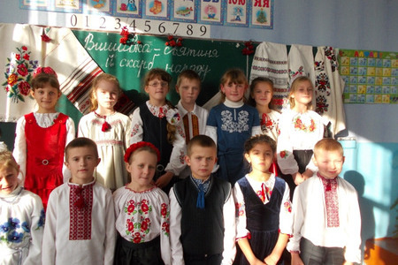 Учні у вишиванках на святі